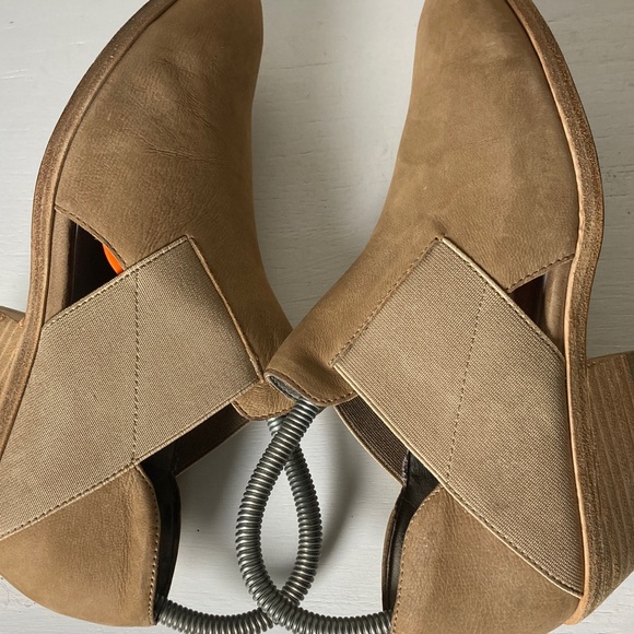 Eileen Fisher Vero Cuoio Evan Tan Soft Leather Ankle Booties Boots, Size 7 - Picture 5 of 15